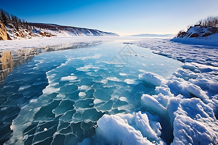 雪地中的湖与山图片