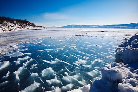 冰封湖上的雪山图片