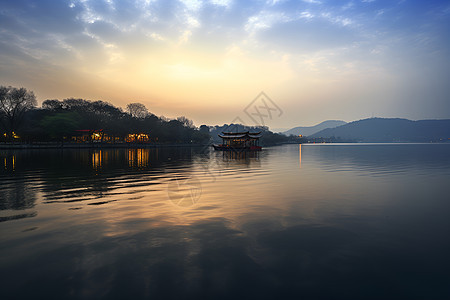 悠悠湖水彩霞映舟的美丽景观背景图片