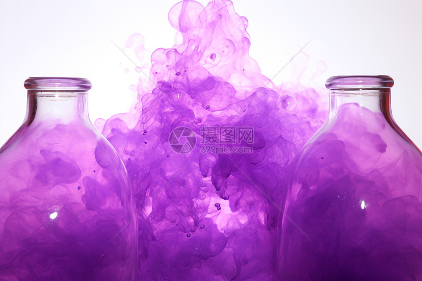 紫色烟雾在三个玻璃瓶里图片