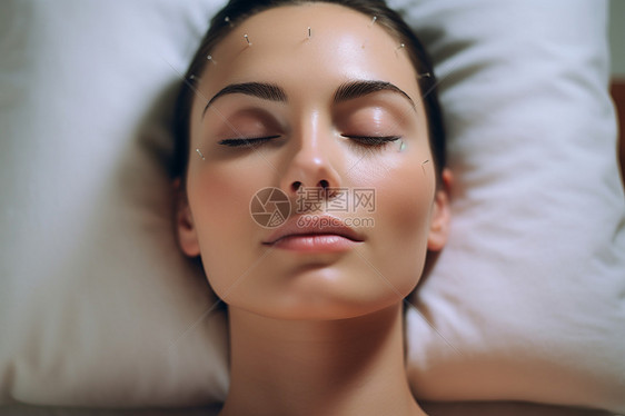 躺在床上闭着眼睛做美容的女士图片