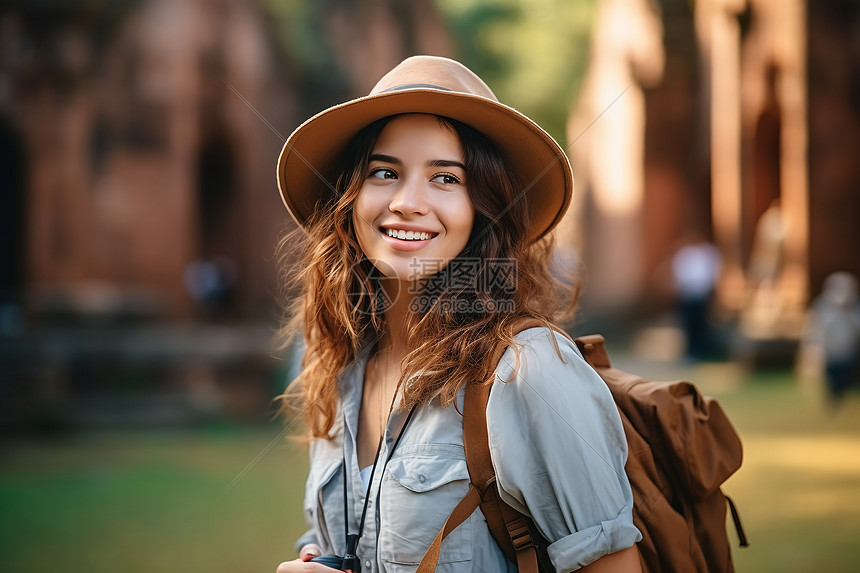 旅行中的女背包客图片