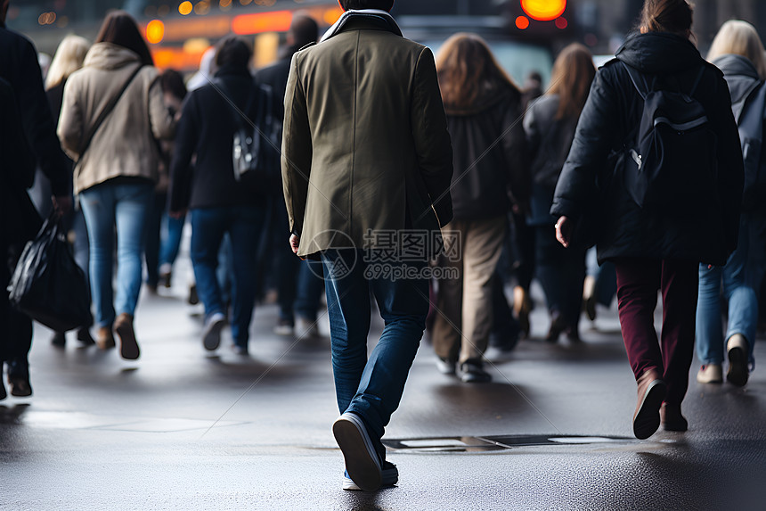 户外街道上的人群图片