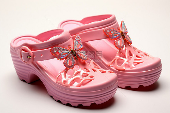 粉色蝴蝶装饰的夏季凉鞋图片