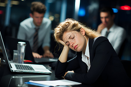 疲惫睡觉的商务女性图片