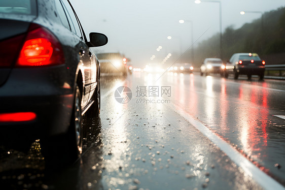 雨季道路上行驶的汽车图片