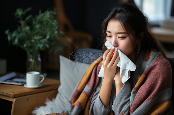 室内生病的年轻女孩图片