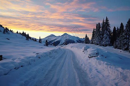 冬季山谷小径的美丽景观图片