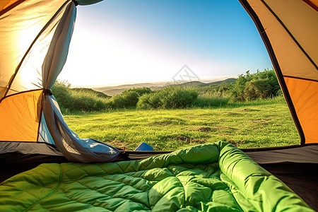 夏季山谷中露营的帐篷图片