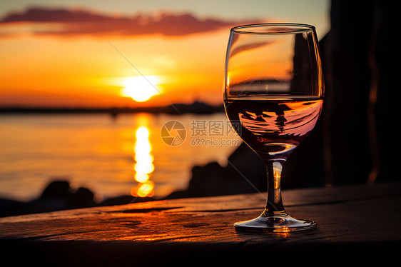 海边桌子上的葡萄酒图片