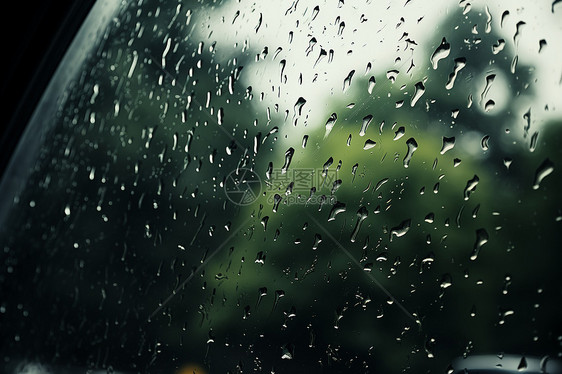 覆盖着雨水的窗户图片