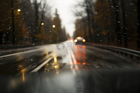 下雨中的交通汽车图片