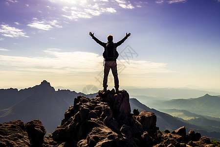 人攀登山素材一人在高山之巅背景