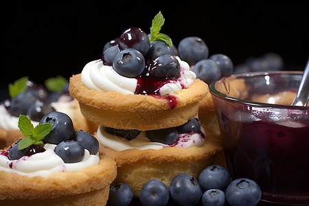 奶油蛋糕上的蓝莓背景图片