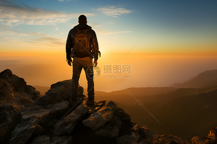 站在山顶的背包男人图片