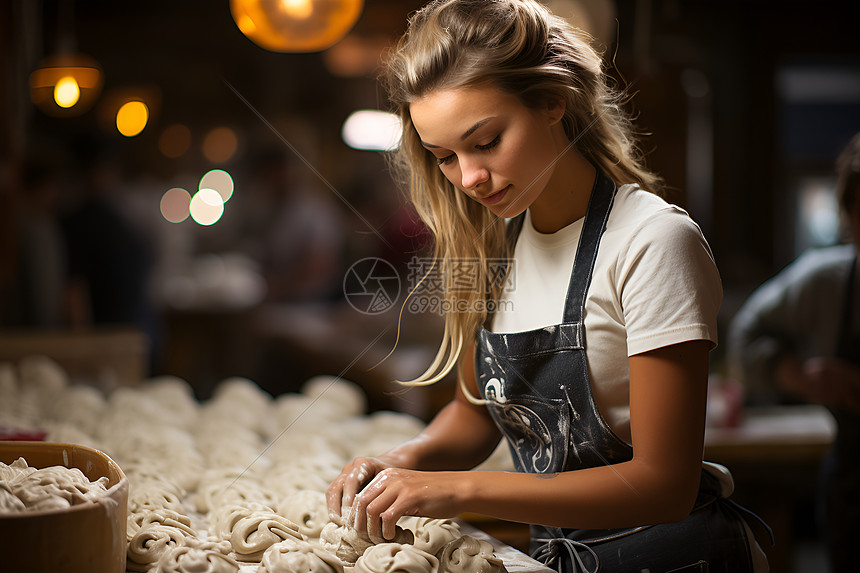 制作面包的女人.图片