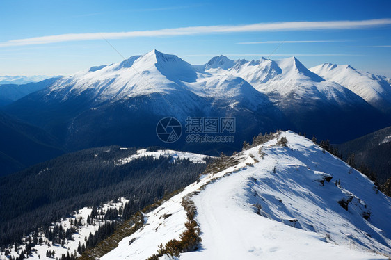 白雪覆盖的山顶图片