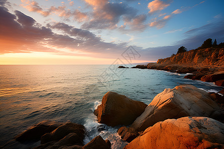 夕阳映照下的海边岩石背景图片