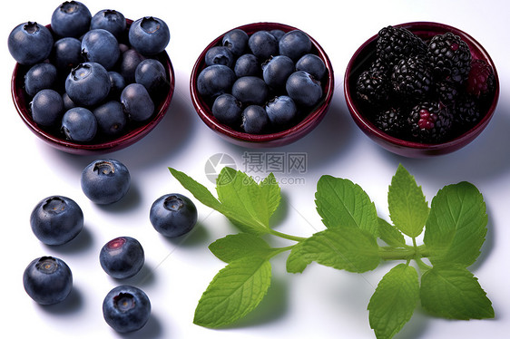 桌面上新鲜的蓝莓图片