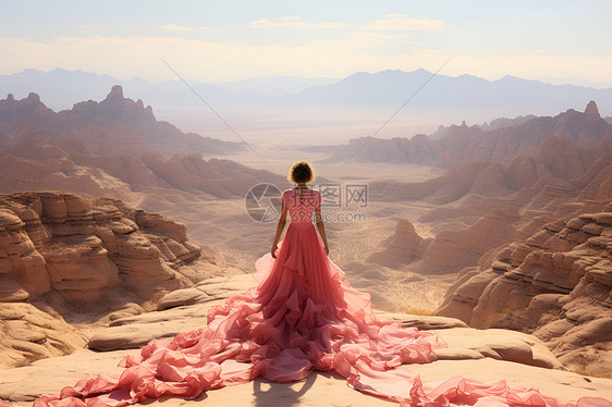 沙漠岩石上的女性图片