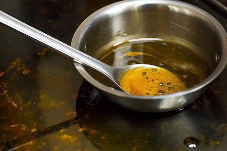 勺子里的油盆子里沉淀的油背景