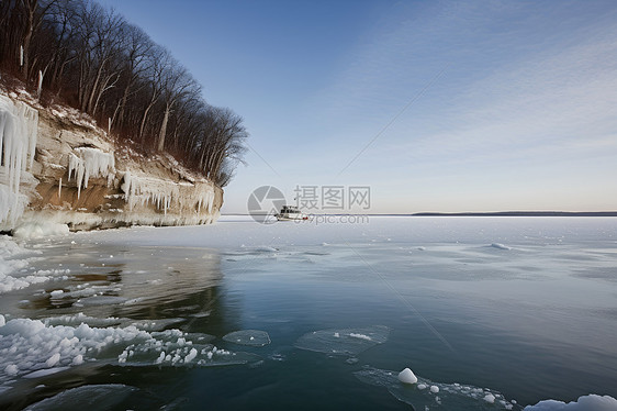 冬日湖畔的冰雪奇景图片