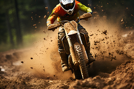 泥泞里飞驰的摩托车手背景图片