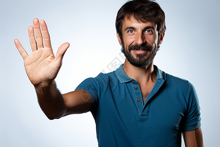 男子举手微笑的照片图片