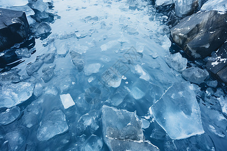 冰川裂缝中的冰晶之湖图片