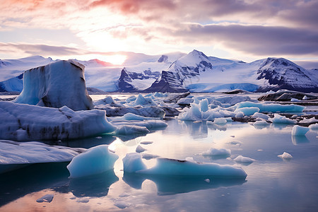 冰山漂浮湖中图片
