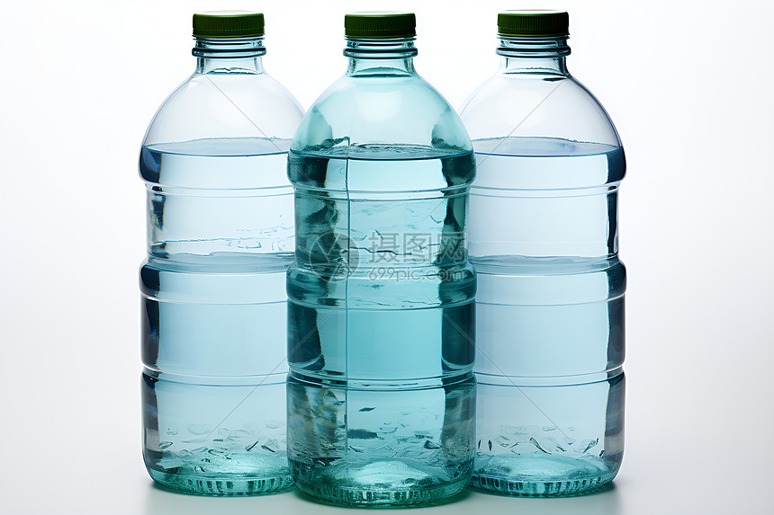 三个大瓶水在桌子上图片