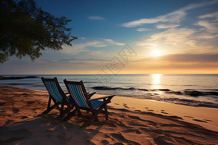 夕阳海边海滩边的两把椅子背景