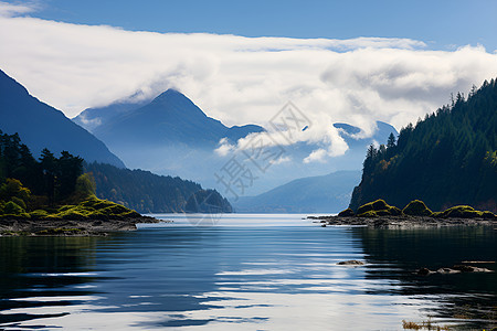 碧绿山峦环抱下的湖泊图片