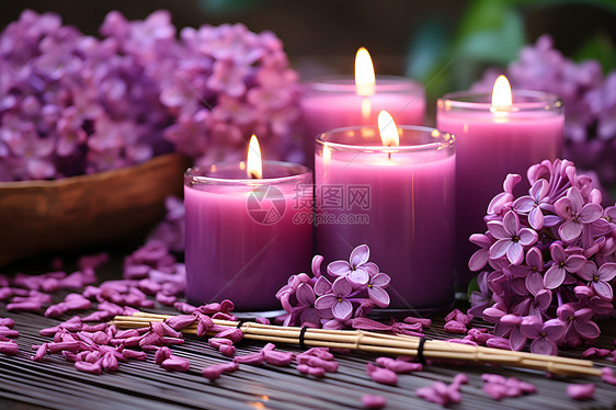 紫色花瓣与蜡烛疗愈图片