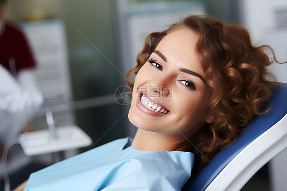 女士微笑接受口腔治疗图片