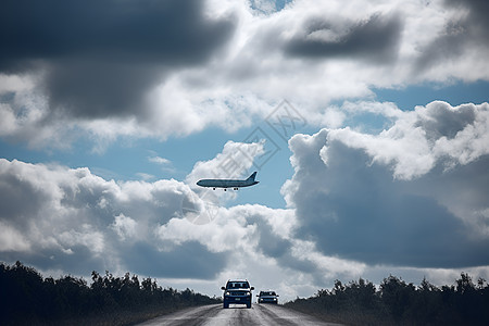 公路上的和天空中的飞机图片
