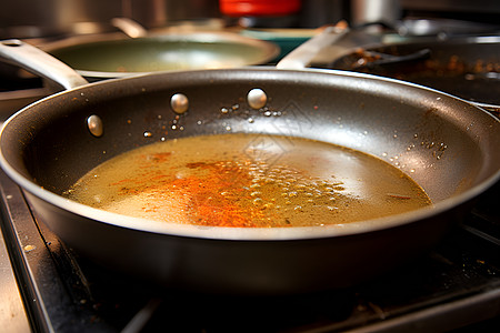 炒锅中烹饪的热油图片
