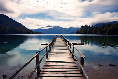 湖畔旁的木桥图片