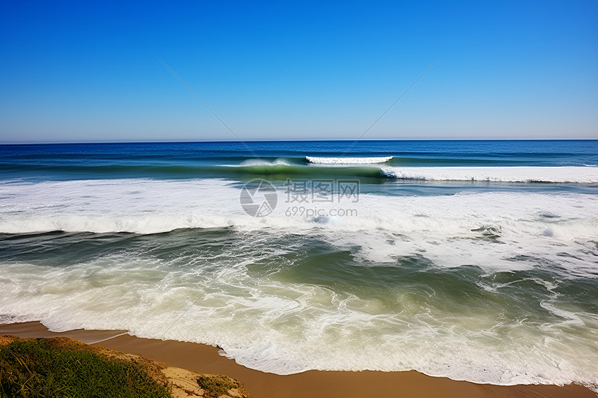 海浪拍打着海岸线图片