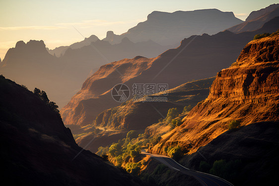 阳光照耀岩石山体图片