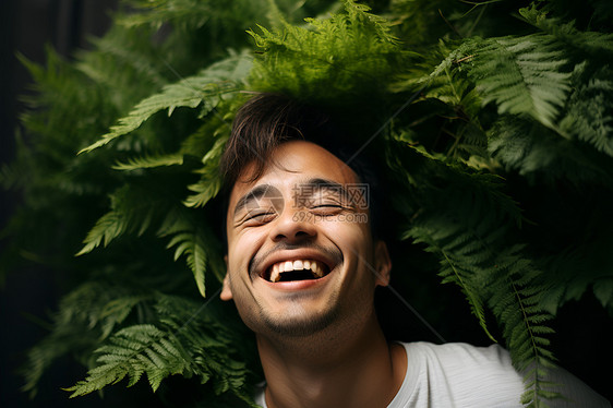 绿植中笑着的男人图片