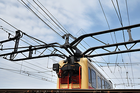 交通技术电缆下的能源列车背景