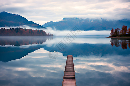 薄雾中的湖泊图片