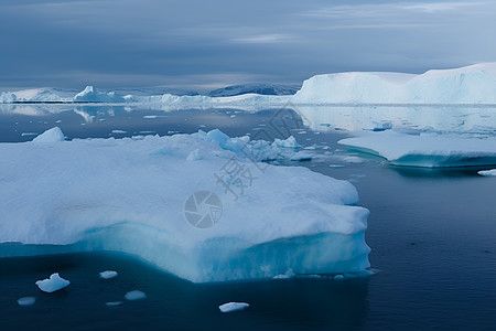 冰海中的巨大冰山背景图片