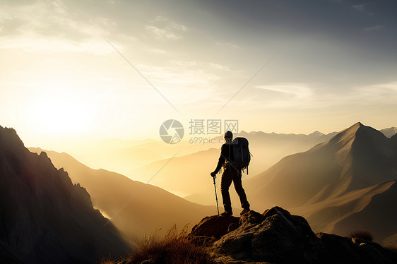 背包客站在山顶上图片