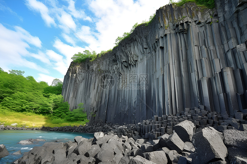 蓝天下的火山岩悬崖图片