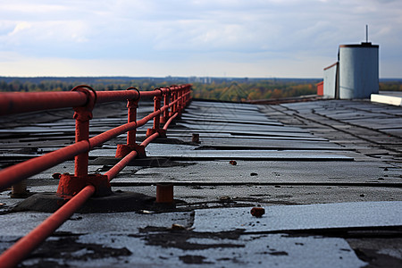 屋顶上的红色管道图片