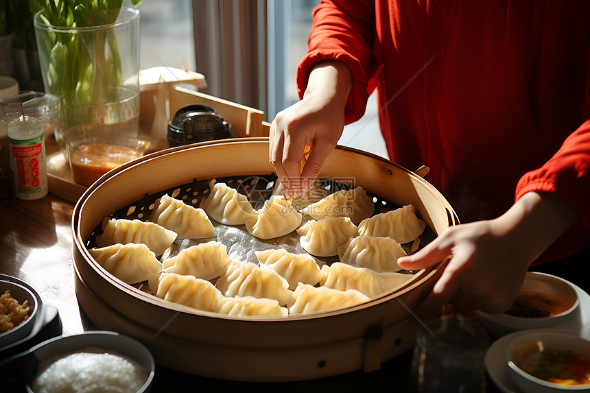 厨师往蒸笼里放蒸饺图片