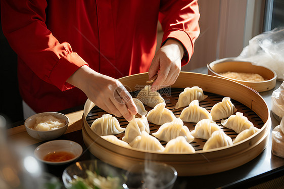 制作蒸饺的厨师图片