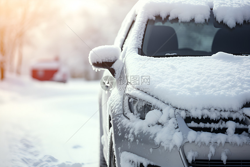 街道上停着一辆被雪覆盖的汽车图片